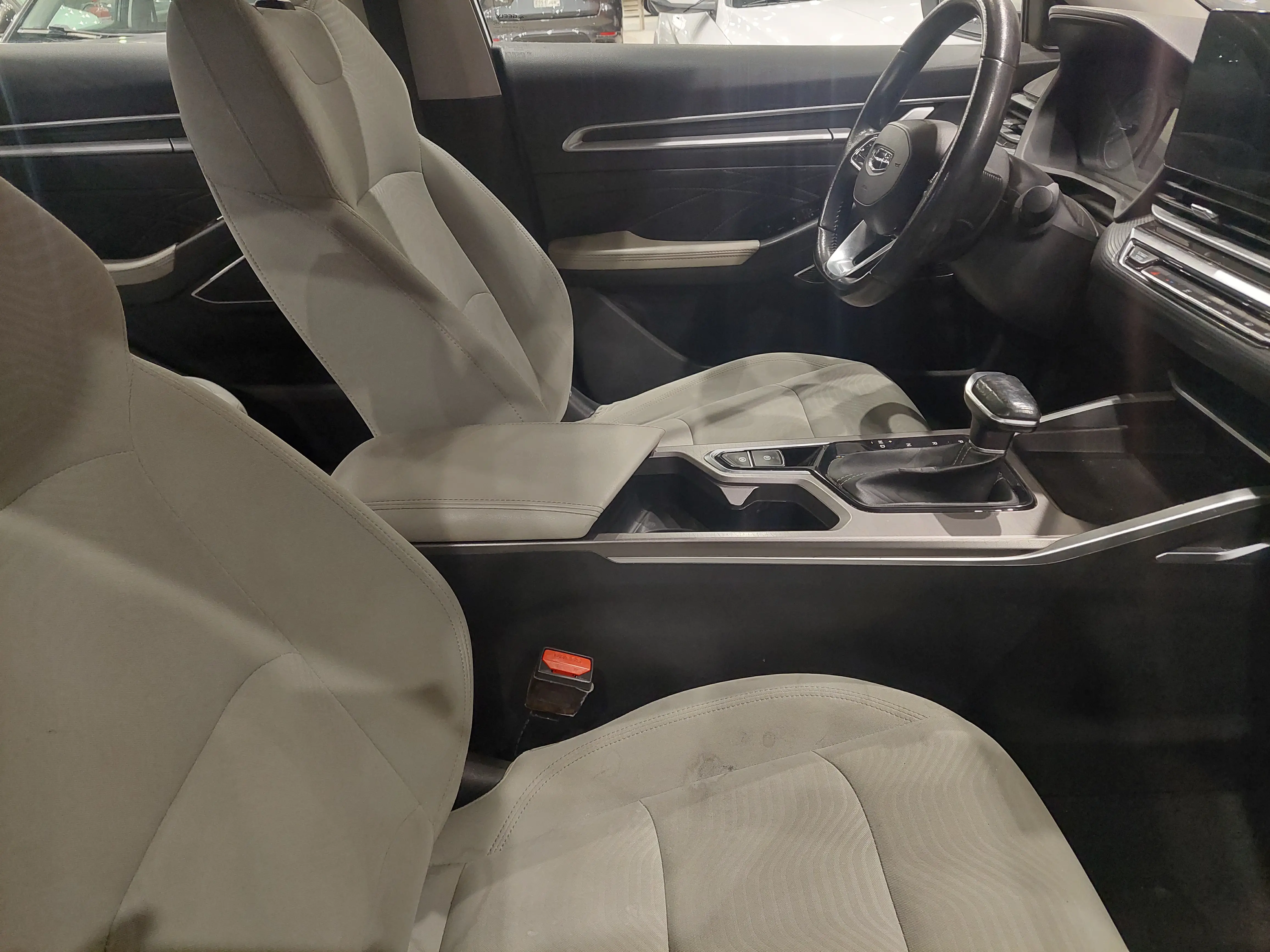 جيلي امجراند ٢٠٢٣ لون أبيض